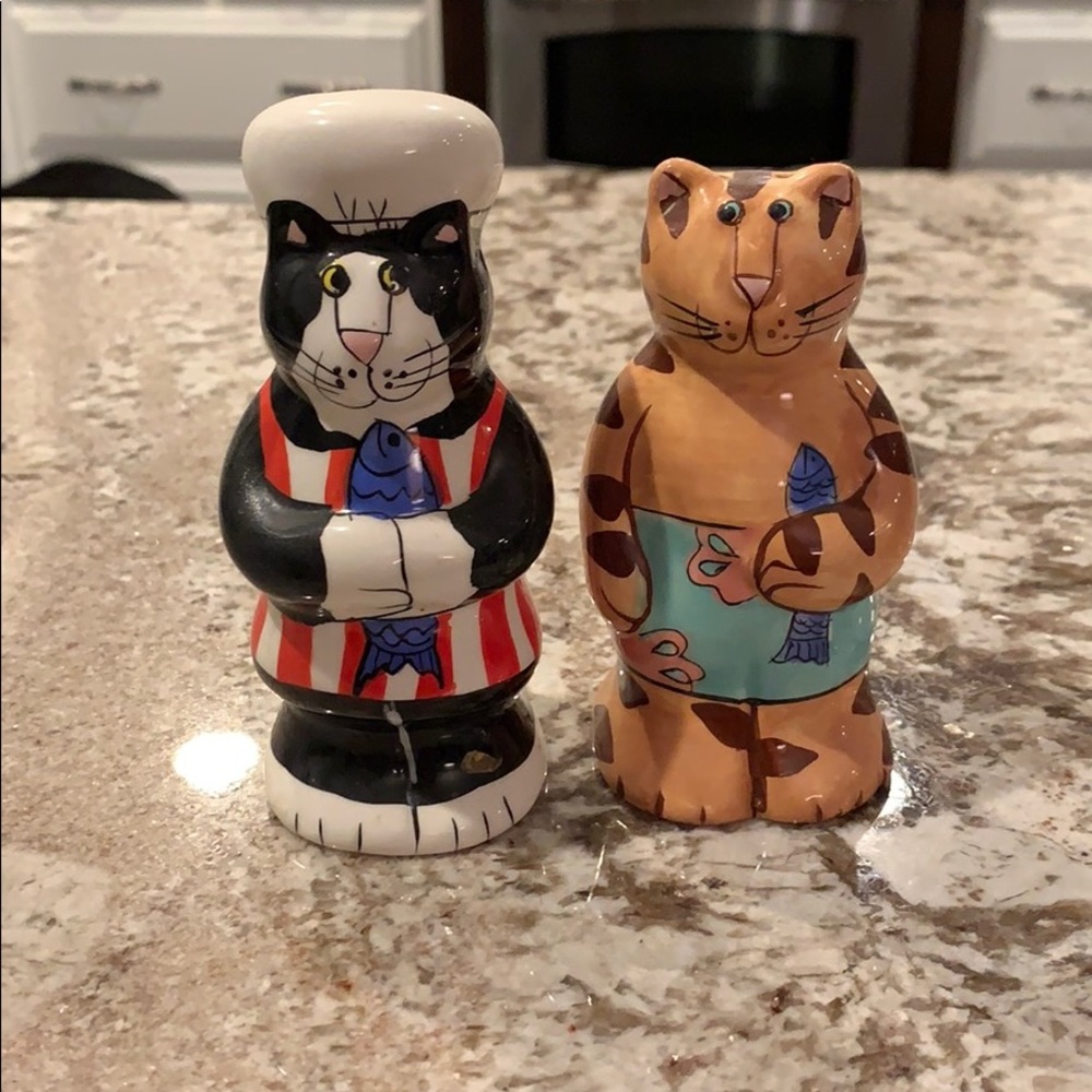 Adorable salt and pepper shakers!